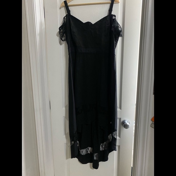 2XL black high low dress with skull and cross bones stitching and lace cutouts - Picture 4 of 4